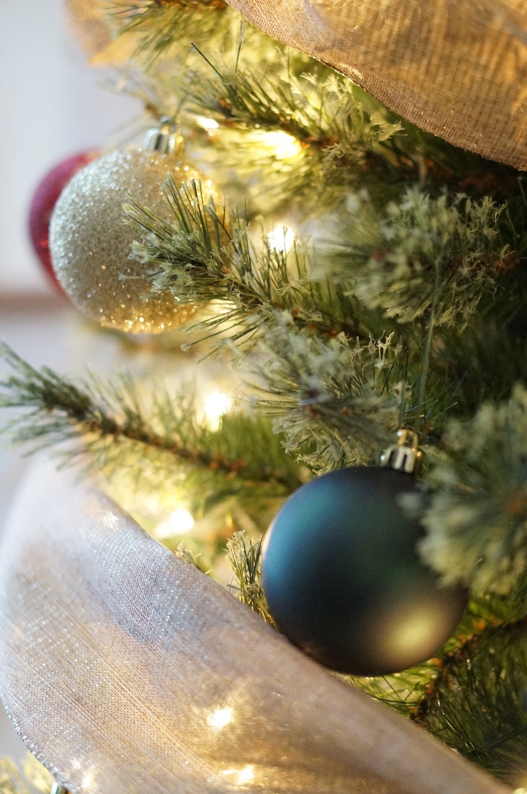 MINI HOME TOUR | CHRISTMAS HOME DECOR IDEAS by North Caroline style blogger Rebecca Lately