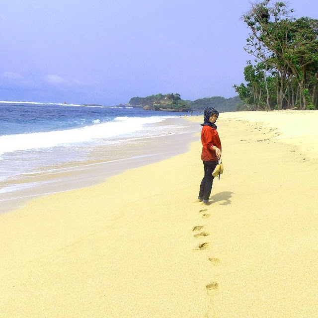 pemandangan pantai balekambang foto pemandangan indah pantai balekambang malang