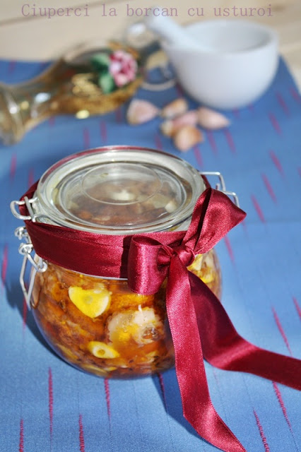 Ciuperci la borcan cu usturoi
