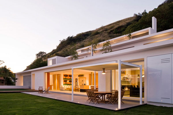 Llamativa y Moderna es La Casa en las Montañas de Cuatro Niveles en