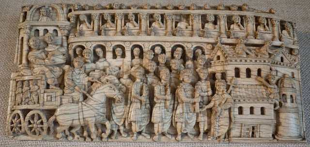 Η εικόνα στο βυζαντινό σκαλιστό ελεφαντόδοντο παριστάνει την άφιξη στην Κωνσταντινούπολη της δεξιάς χείρας του Πρωτομάρτυρα Στέφανου από τα Ιεροσόλυμα γύρω στα 421 και την πάνδημη συμμετοχή του λαού στην υποδοχή και προσκύνησή της. Η λειψανοθήκη τοποθετήθηκε σε μία καινούργια εκκλησία που χτίστηκε για αυτό το σκοπό μέσα στο Ιερό Παλάτιο των βυζαντινών αυτοκρατόρων από την Πουλχερία Αυγούστα, αδελφή του αυτοκράτορα Θεοδόσιου του Β'. Η εικόνα φυλάσσεται στην Τρηρ (Trier) της Γερμανίας.