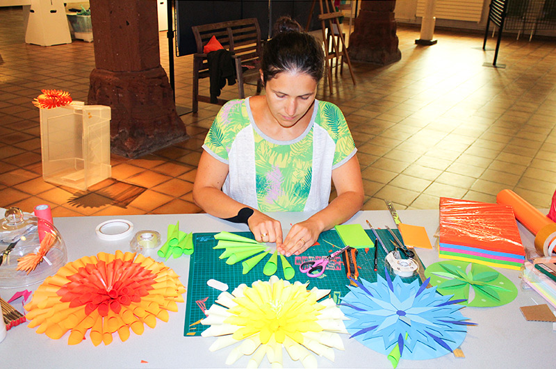 créationde fleurs papier pour l'expo Fabrication sur place de fleurs en papier