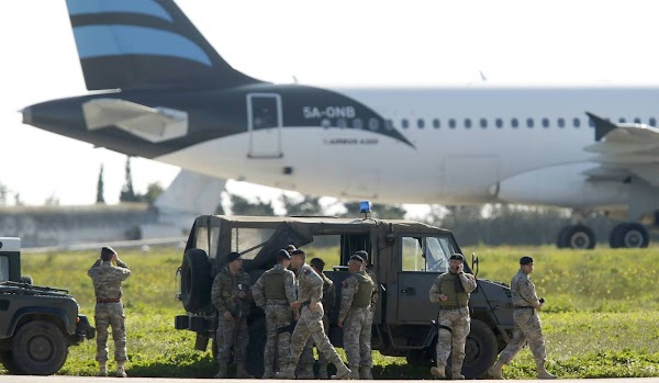 Amenaza con explotar un avión secuestrado y desviado a Malta Amenaza con explotar un avión secuestrado y desviado a Malta