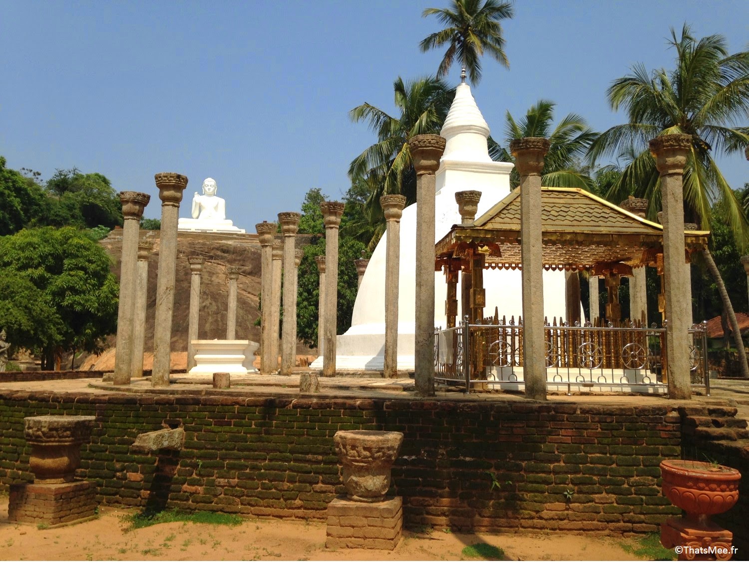 Bouddha blanc assis dagoba Stupa de Mihintale Sri-Lanka