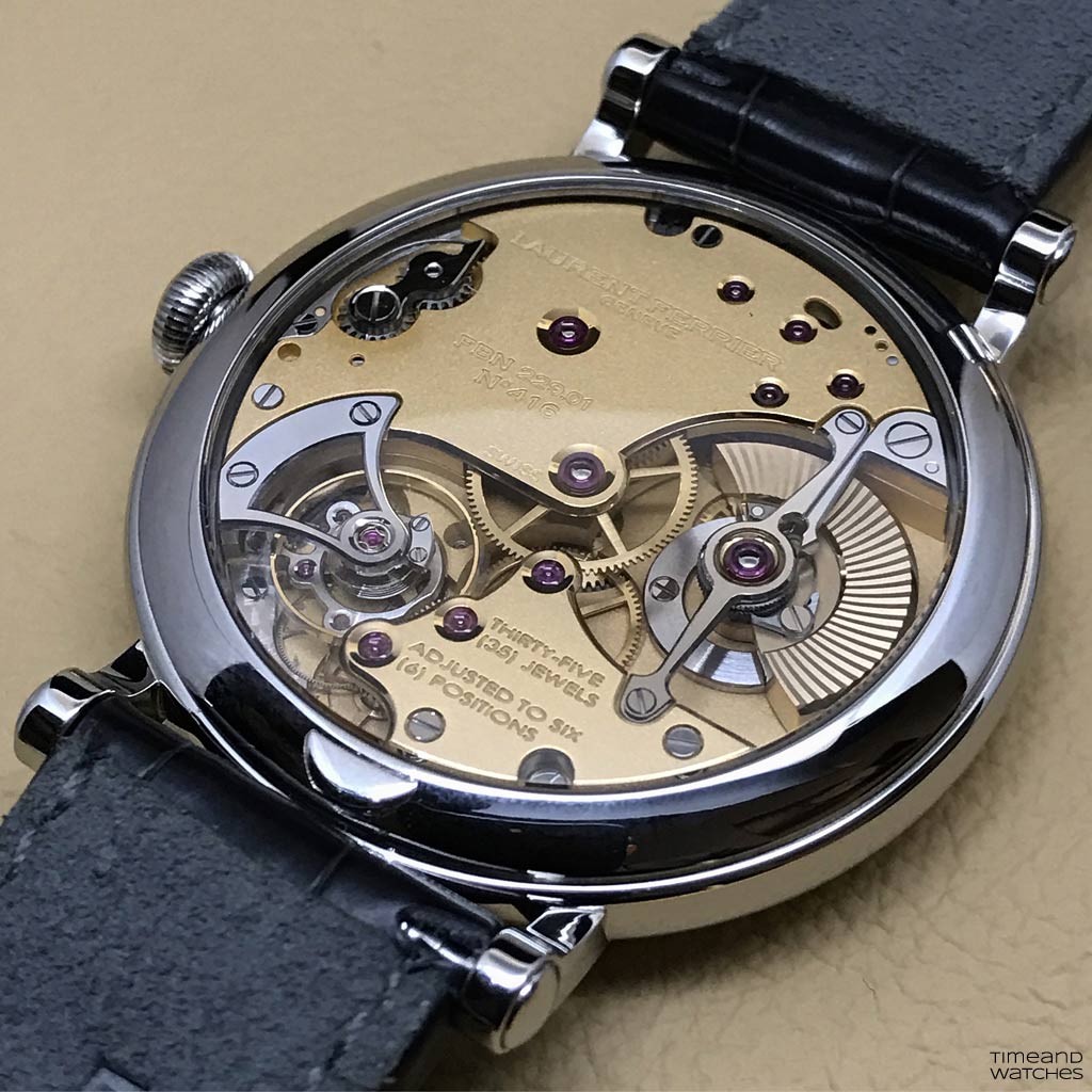 Further handfinishing techniques used to decorate the movement include