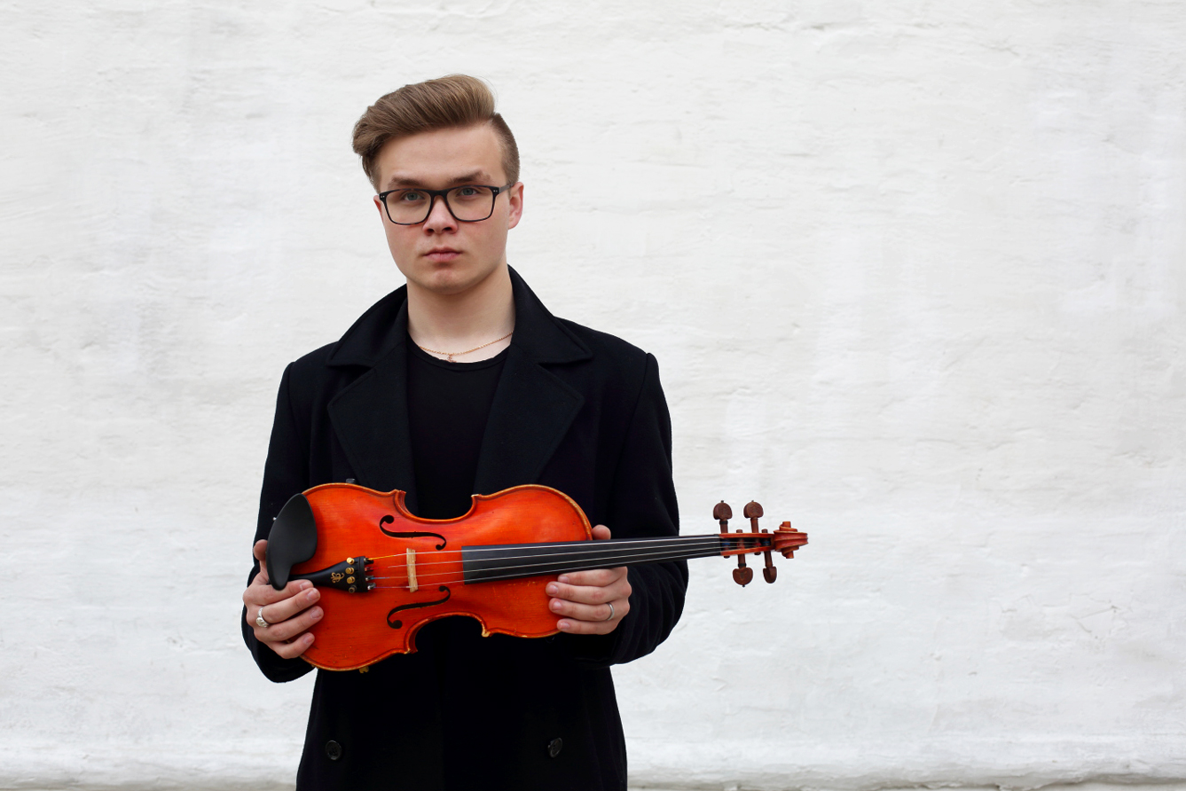 марк эйдельштейн актер. александр кузовов скрипач. сергей чечетко пианист. кристина кучеренко смычок. родион петров скрипка.