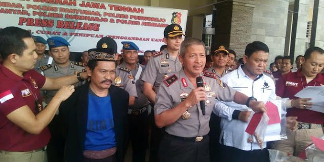 Harno, Pria ini Tipu Warga Hingga 30 Miliar Rupiah Berbekal Jenglot dan Foto Nyi Roro Kidul Harno, Pria ini Tipu Warga Hingga 30 Miliar Rupiah Berbekal Jenglot dan Foto Nyi Roro Kidul