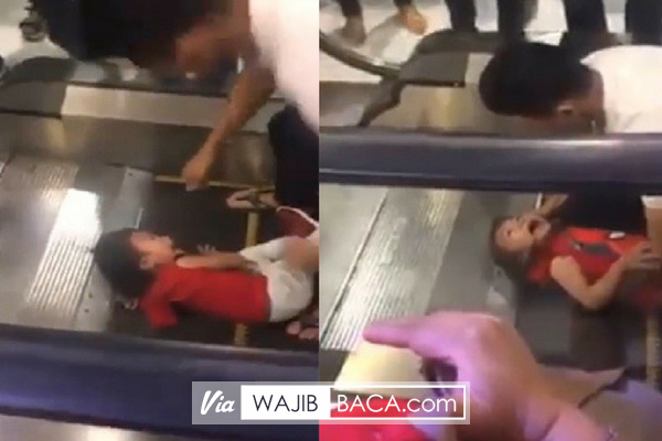 Menangis Tak Henti-Henti, Anak ini Terjepit di Eskalator. Lihat Videonya Menangis Tak Henti-Henti, Anak ini Terjepit di Eskalator. Lihat Videonya