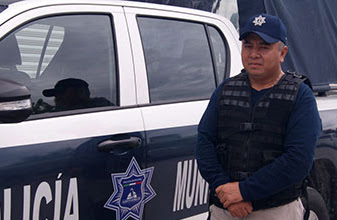 Policía honesto: Elemento de Puerto Morelos encuentra cartera y busca a su dueño para entregársela 