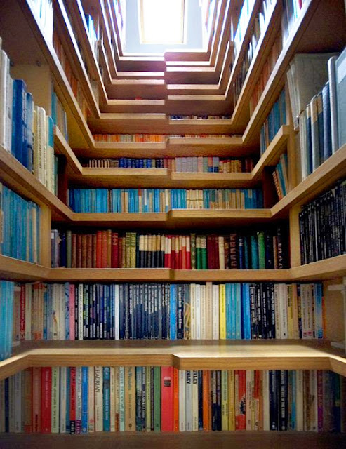 livres sous les marches de l'escalier