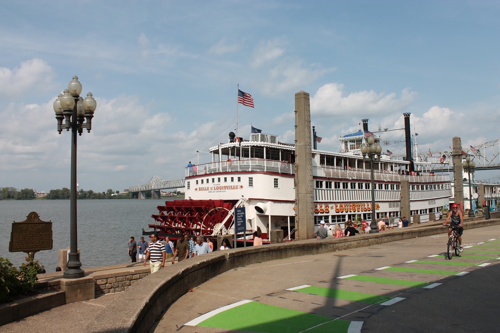 belle-of-louisville-cruise-downriver