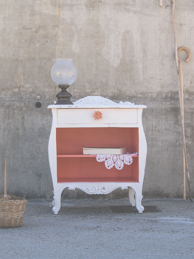 Mesita recuperada Flo