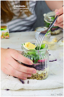 Ensalada mediterránea en vaso- ensalada en vaso para llevar donde quieras- ensalada en vaso- ensalada en vaso perfecta