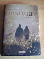 http://www.amazon.de/Obsidian-Band-1-Obsidian-Schattendunkel-ebook/dp/B00I0VGAMI/ref=sr_1_1?s=books&ie=UTF8&qid=1441099734&sr=1-1&keywords=Obsidian
