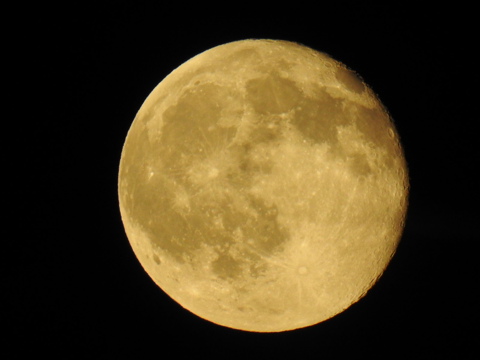 News Spazio Solstizio d'estate e Luna piena, due bellissime immagini del nostro satellite naturale