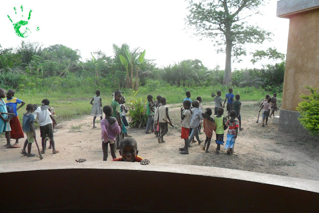 Missione in Africa, i bambini vanno a casa dopo il lavoro nei campi e dopo aver preparato i rosari per il battesimo
