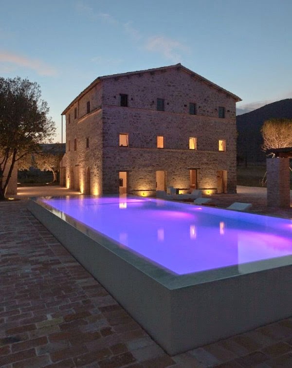 Eıne 300-year-old Italian farm with minimalist interiors