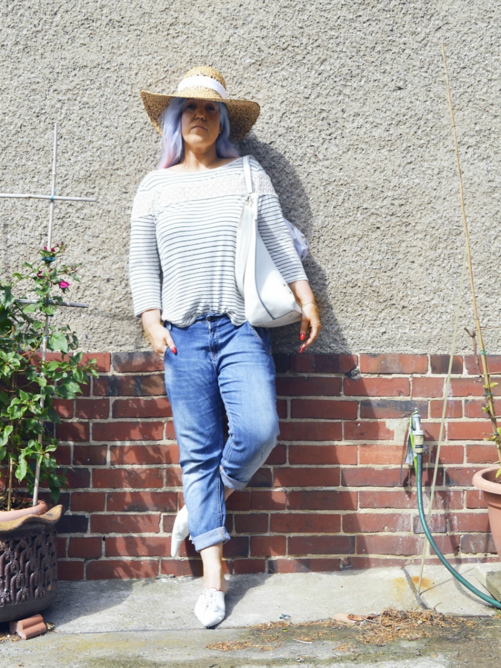 Striped Shirt with lace -  Summer Outfit with Baggy Boyfriend Jeans, striped shirt with lace  and white Leather mules,  posted by Annie K, Fashion and Lifestyle Blogger, Founder, CEO and writer of ANNIES BEAUTY HOUSE - a german fashion and beauty blog