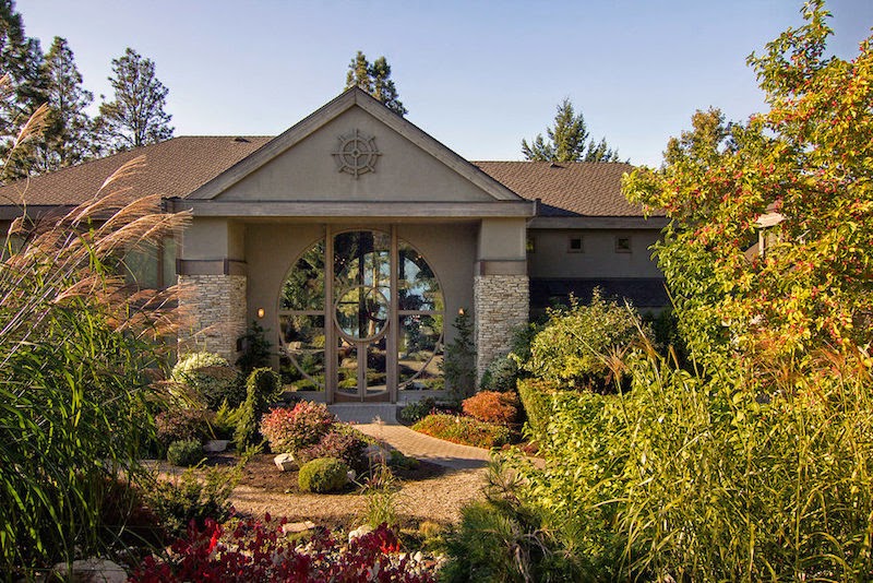 Casa Okanagan Lakeshore con un Diseño Interior Náutico
