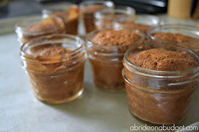 Looking for a TASTY and fool proof wedding favor that you can make yourself? Check out these banana bread mason jar wedding favors from www.abrideonabudget.com.