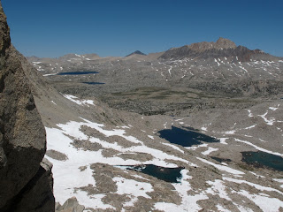 Blick hinunter von Snow Tongue Pass: Im Vordergrund die Wahoo Lakes, dahinter Humphreys Basin, im Hintergrund Desolation Lake und rechts Mount Humphreys