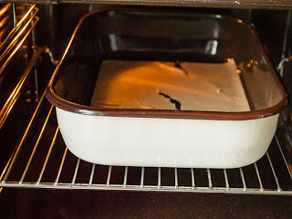 Τοποθετήστε το ταψί με το χαρτί στο φούρνο Τοποθετήστε το ταψί με το χαρτί στο φούρνο