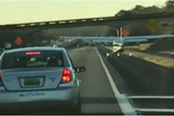 بالفيديو ... رجل يهبط  بطائرته على الطريق السيار لقضاء حاجته