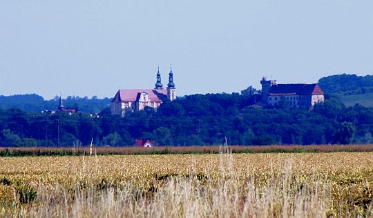 Kościół pw. św. Mikołaja i Franciszka Ksawerego, a z prawej Zamek w Otmuchowie.