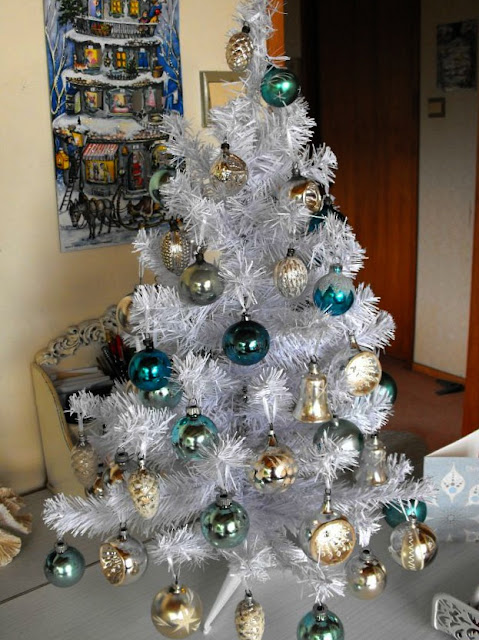 Happy ramblings: suspense over, here is my christmas tree Happy Ramblings: Suspense over, here is my Christmas tree