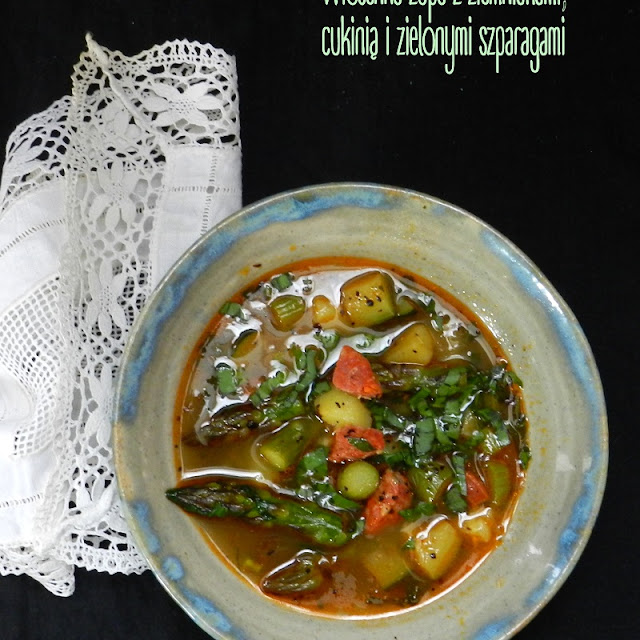 Wiosenna zupa z ziemniakami, cukinią i zielonymi szparagami