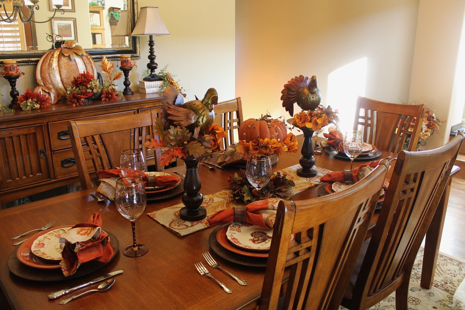 thanksgiving themed dining room