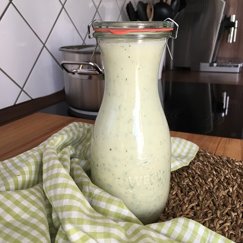 Crème fraîche-Joghurt-Salatsauce mit Kräutern