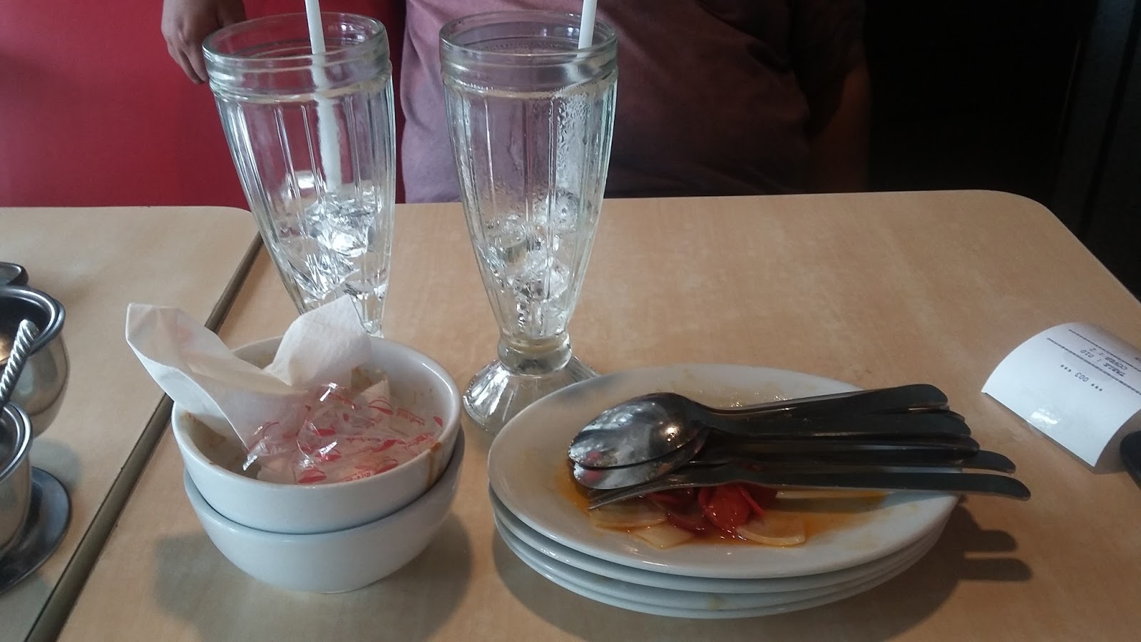 ReeNgan: Membereskan Piring Kotor Bekas Makan Sendiri Bila Makan di Luar