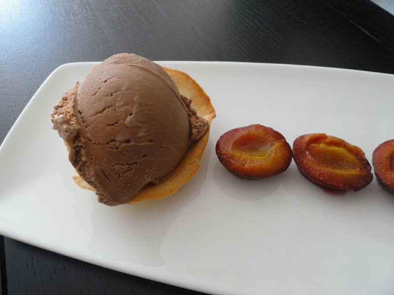 KüchenKlassiker: Schokoladen-Tonkabohnen-Eis mit Portweinzwetschgen