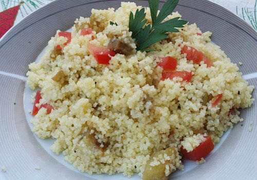 Un cuscus diferente porque lleva berenjena y tomate.