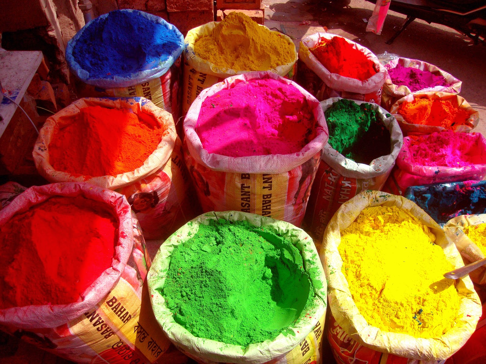 holi festival farbe aus haaren