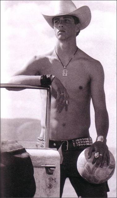 Fernando-Torres-shirtless-modeling.jpg
