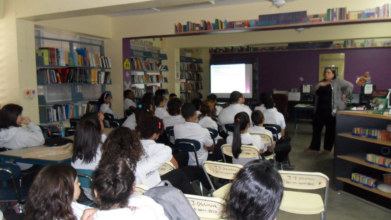 Biblioteca Dr. Juan José Osuna: Estudiantes y Directora Escolar