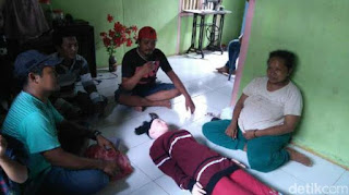 Penduduk yang menemukan malah memakaikan pakaian boneka pemuas nafsu