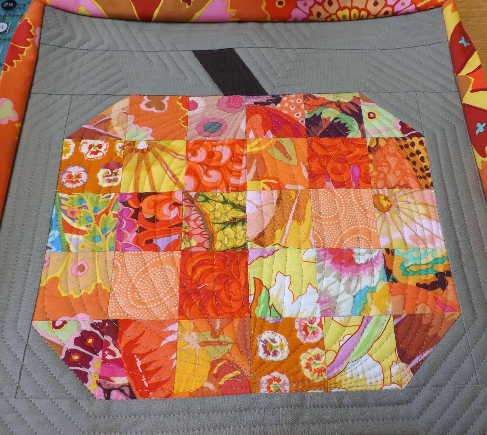 Treadle Quilts Seasonal Table top Stand