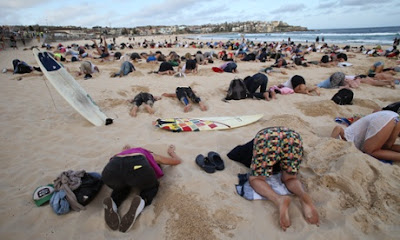 400 people at Syndey's Bondi Beach poking fun at the Australian government's ignorance of climate change