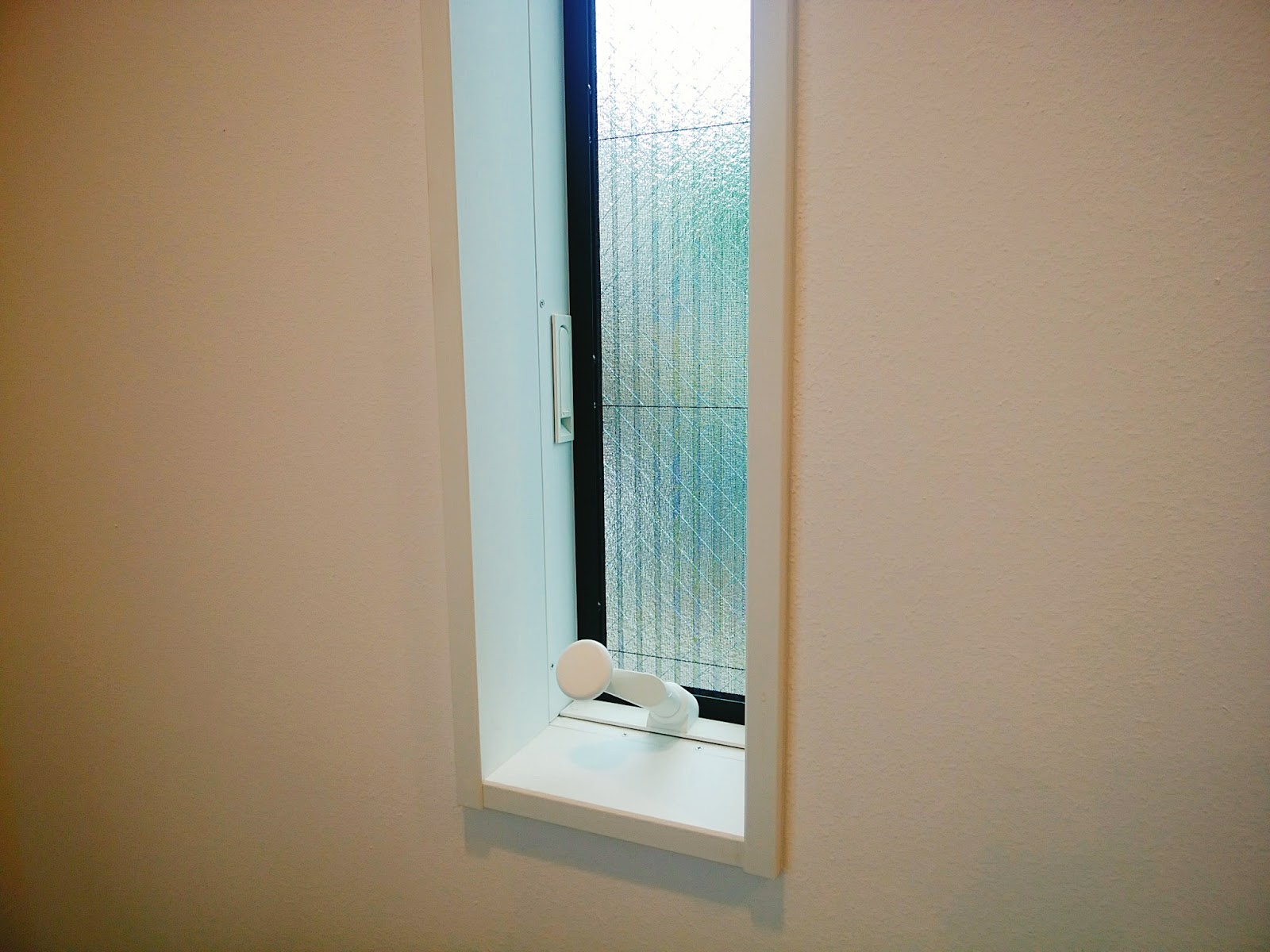 防犯対策に1階の窓を小さくしたら、家事が楽。カーテンもいらない。 とりあえず。