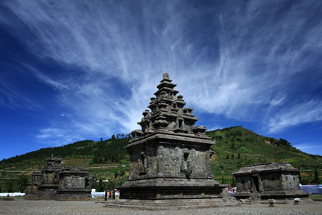 pemandangan di komplek candi arjuna foto komplek candi arjuna dieng