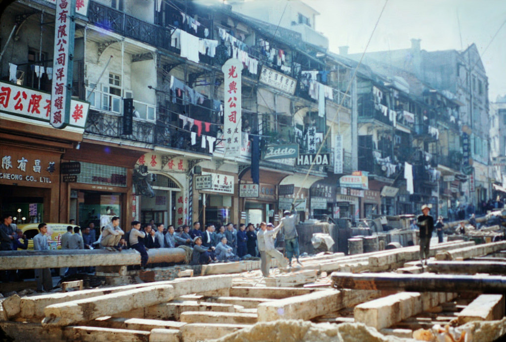 Wonderful Color Photos Document Street Scenes of Hong Kong in the 1950s