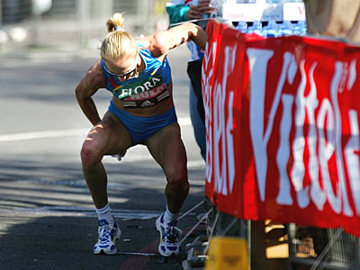 Paula%2BRadcliffe%2Btaking%2Ba%2Bdump.jpg