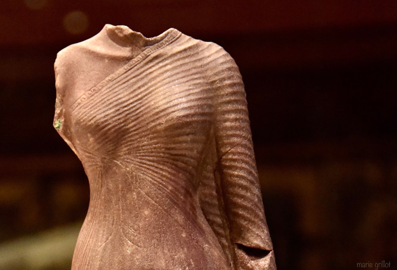 égyptophile Nefertiti une statuette de la "belle est venue" au Louvre