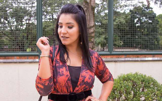 Look confiante: vestido longo estampado com tule