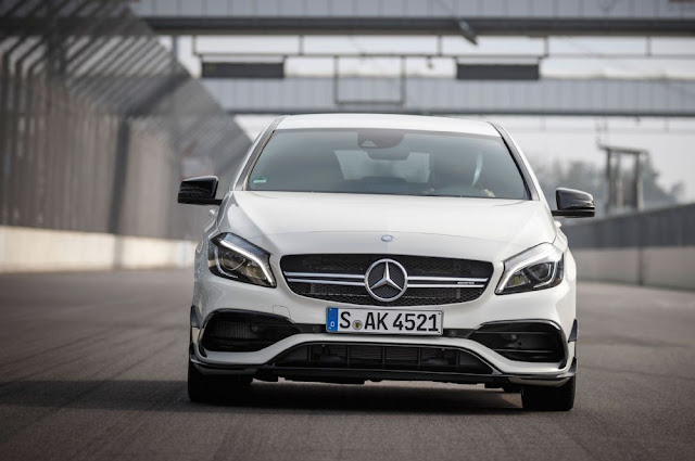 Lưới tản nhiệt Mercedes AMG A45 4MATIC 2019 Lưới tản nhiệt Mercedes AMG A45 4MATIC 2019 với ngôi sao 3 cánh ở chính giữa