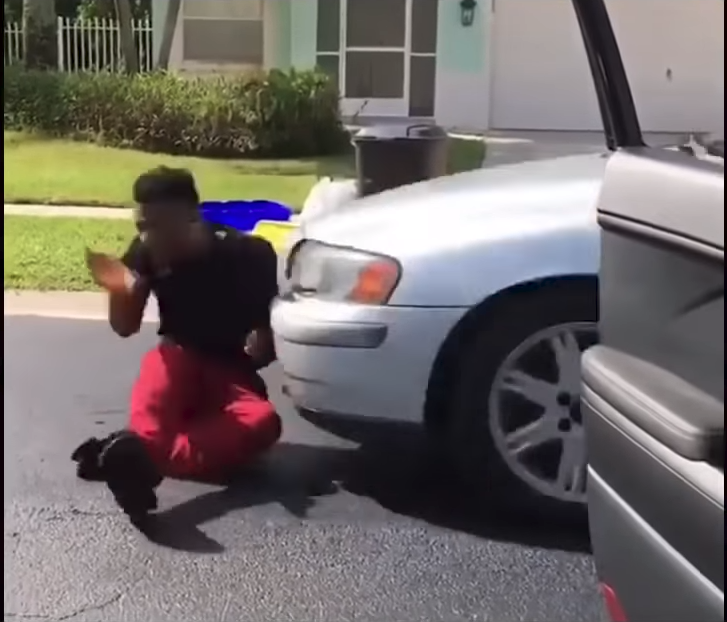 車に撥ねられる