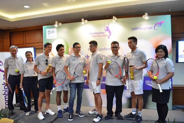 foto bersama para atlet dan narasumber serta sponsor combiphar tennis open 2018 nurul sufitri